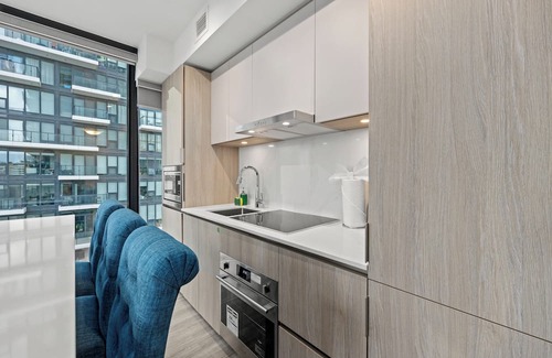 Old Town Apartment | Modern Condo by Dundas Sq, 3BDR/2BTH & City Views