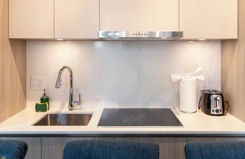 Old Town Apartment | Modern Condo by Dundas Sq, 3BDR/2BTH & City Views