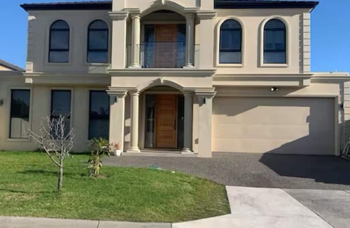 Springvale House | 3-bedrooms in a shared house-like 5 star hotel in amazing Springvale centre.