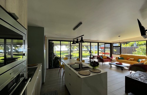 Tahiti House | NEW Luxury & Modern FARE MAOTI, A/C, Wifi, Private Parking, Private Beach Access