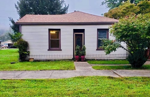 Vevay House | "The Little House on Pike"nCharming 2-bedroom house in wonderful Vevay.