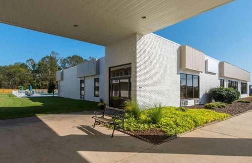 Hamilton House | Affordable Stay Complete with Pool and Complimentary Parking
