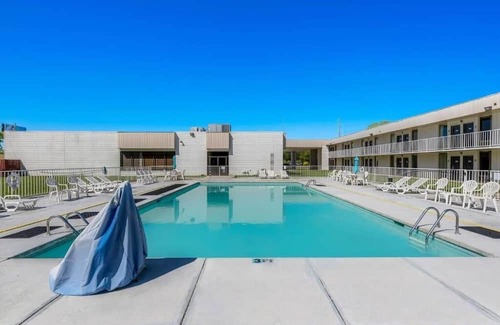 Hamilton House | Affordable Stay Complete with Pool and Complimentary Parking