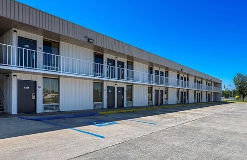 Hamilton House | Affordable Stay Complete with Pool and Complimentary Parking