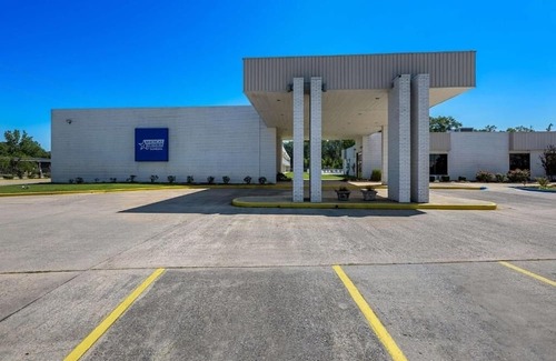 Hamilton House | Affordable Stay Complete with Pool and Complimentary Parking