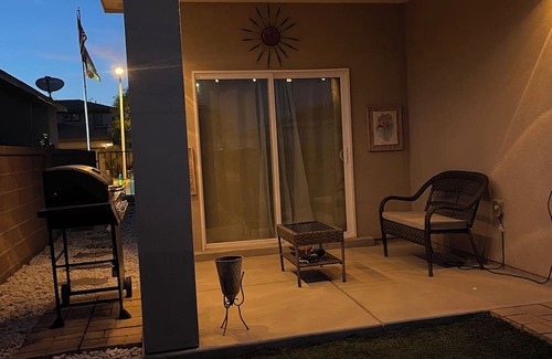 Hobbs House | 3BR Home with 86” TV, outdoor patio and grill