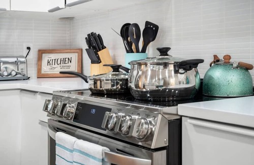 Allston House | Luxe 3BD 2BA apt close to Downtown w Free Parking!