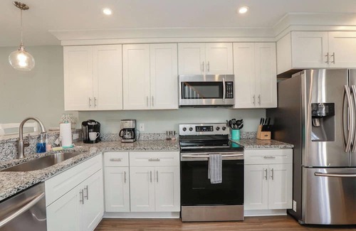 Chic's Beach Apartment | Sojourn's Sea Views with Balcony Sleeps 4