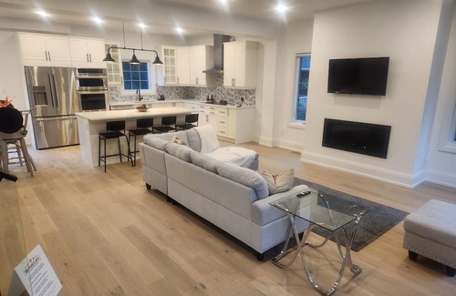 Newmarket Villa | Welcome to our luxurious villa in the heart of downtown Newmarket!