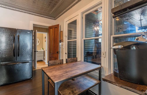Downtown Rochester Apartment | Stylish 3 Bedroom W/AC ❄️, Mesh WiFi 🛜, Billiards 🎱 table, Games🎯🎮,parking