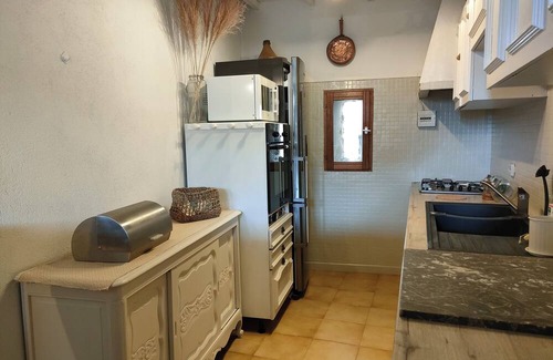 Le Barroux Apartment | Accommodation with terraces and swimming pool in the center of the village of Le Barroux