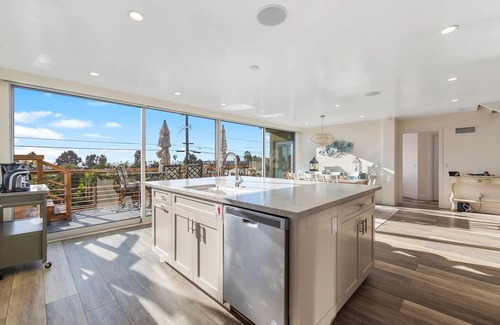 Townsite House | A Wave From It All - New Listing with a hot tub
