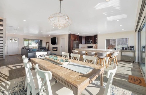 Townsite House | A Wave From It All - New Listing with a hot tub