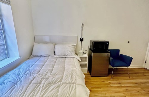 Downtown Long Beach House | Charming Micro Hotel with AC in Long Beach - Stay cool and cozy - NO WIFI/TV