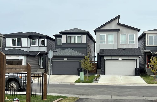 Southwest Edmonton House | Windermere Oasis: Modern Comforts in a Serene Setting