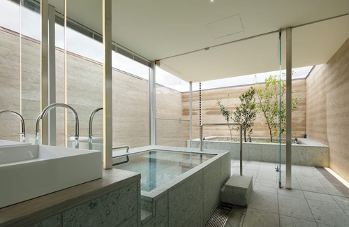 Central Kyoto Villa | Limited to one room per day, the large living room with a floor space of approximately 100 square meters located on the top floor can be monopolized. We have "Sedation" and "Open" bathrooms with different concepts.