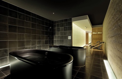Central Kyoto Villa | Limited to one room per day, the large living room with a floor space of approximately 100 square meters located on the top floor can be monopolized. We have "Sedation" and "Open" bathrooms with different concepts.