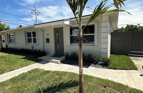 Southwest House | Charming 2-bedroom duplex in delightful West Palm Beach with WiFi, AC, Laundry.