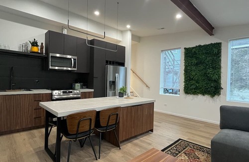 Pilsen Apartment | Modern & Chic Retreat: 2-bedroom apt. in an ideal location in Chicago