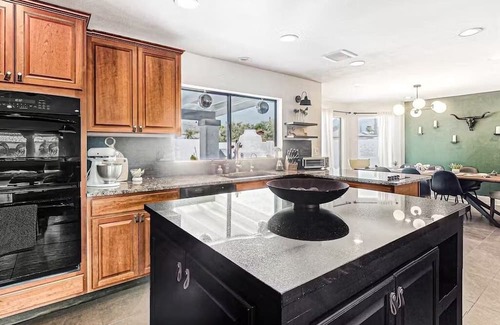 Paradise Valley Village House | - NEW - Desert Daze Retreat - Mountain View’s, Pool & Private Backyard Oasis