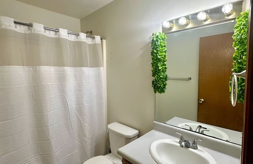 Coralville House | Quiet and convenient house close to UIHC