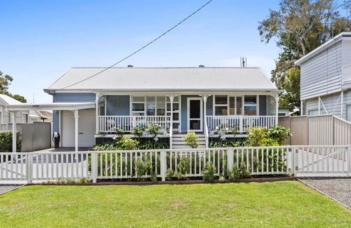 Budgewoi House | Lux Cottage with Spa- Pool Table-Kayaks-EV Charger