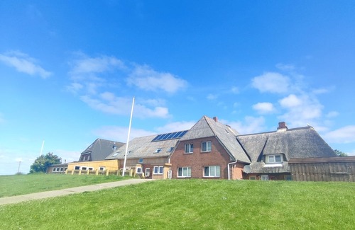 Hallig Langeneß Apartment | Apartment 'Fewo1 Wester - Hever' with Shared Terrace and Wi-Fi