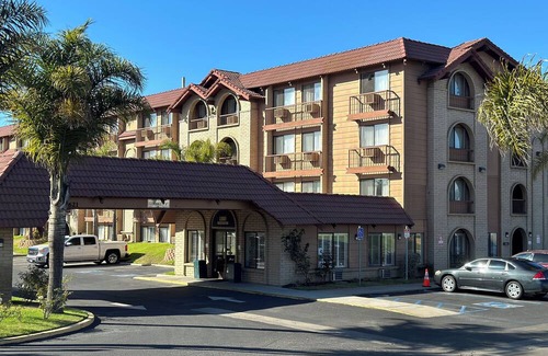 Lompoc Apartment | Hotel Suite in Lompoc with Kitchenette, Pool and Complimentary Breakfast