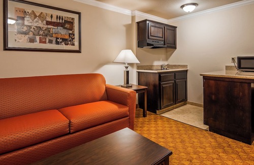 Lompoc Apartment | Hotel Suite in Lompoc with Kitchenette, Pool and Complimentary Breakfast