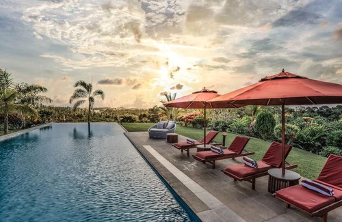Kathaluwa Apartment | Villa Mayurana - Deluxe Suite with partial lake viewn