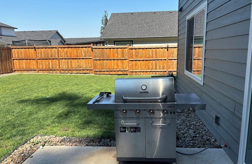 Thurston House | 4-bedroom house in quietSpringfield with AC, WiFi, and more. 15 mins to Autzen