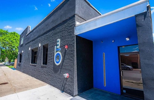 Sparta House | Art Inspired Micro-Hotel - 2 Studio Suites | Grill | Pool Table