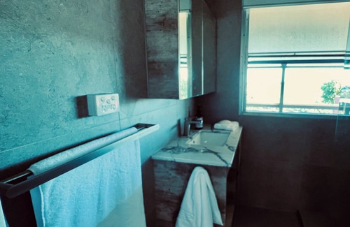 Jacana House | Home with a view 15 minutes from the airport!