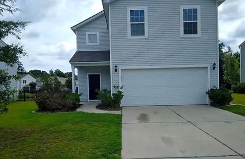 Burton House | Charming 4-bedroom With a Lagoon View in Beaufort with WiFi and AC
