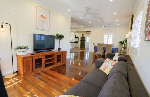 Holland Park West House | Beautiful Central Queenslander