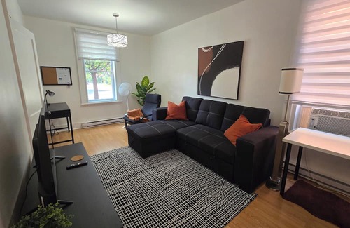 Saint-Laurent Apartment | Appartement à 100m du Métro, en Face D'un Parc