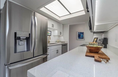 Seattle Metro Area Condo | 12 miles from Seattle. Puget sound views, beach access, pool, jacuzzi.