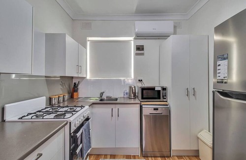 Semaphore Apartment | Relaxed Beachside Comfort on Semaphore Foreshore