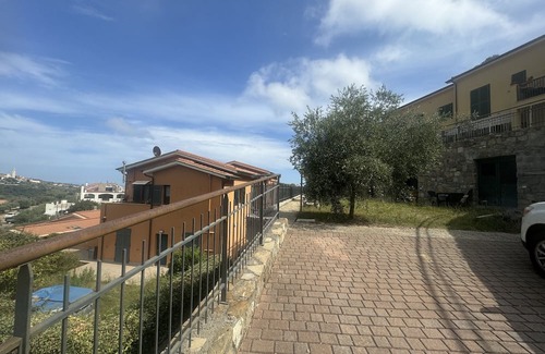 Castellaro Apartment | Apartment 'Studio' with Shared Garden and Wi-Fi