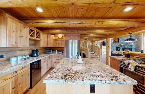 Fort Valley House | Luxury log cabin home with large deck, loft, mountain views, & grill