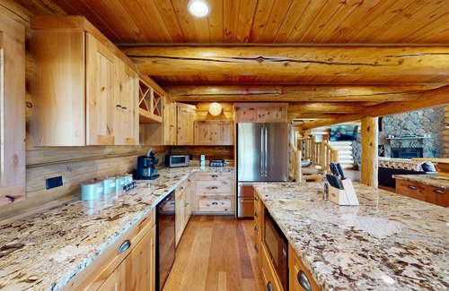 Fort Valley House | Luxury log cabin home with large deck, loft, mountain views, & grill
