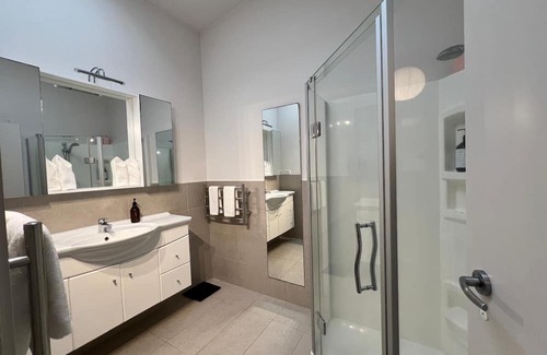 Narrow Neck House | If you want to be close to the beach.