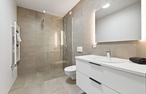 Arborg Apartment | Selfoss Secret: Free parking - King bed - Netflix