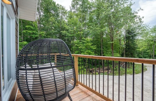 Amherst House | Chalet Serenity| Hot Tub | Lake Access |Pool Table