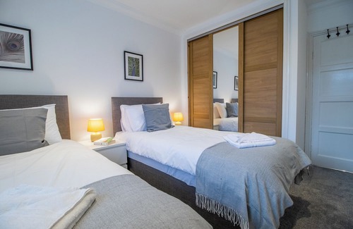 Coatbridge Apartment | 3-bedroom apartment in tranquil Coatbridge with WiFi