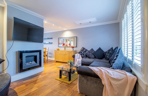 Coatbridge Apartment | 3-bedroom apartment in tranquil Coatbridge with WiFi