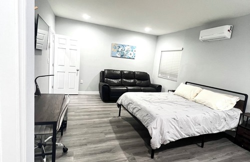 Hermosa Village Apartment | Charming 1-bedroom studio with WiFi and AC close to Disneyland