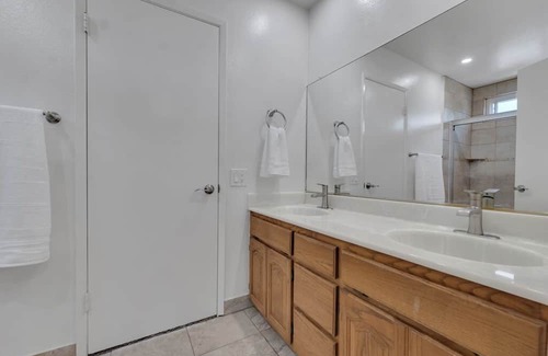 Oak Park House | Spacious 5-bedroom house in marvelous Oak Park with AC, pool, WiFi