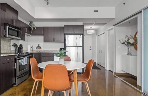 Mission District Apartment | Perfect View| UG Stall| 2 Bed| Mins to Saddledome
