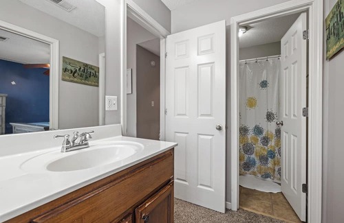 Olive Branch House | Spacious family friendly 4-bedroom house in Wonderful Olive Branch with AC, WiFi